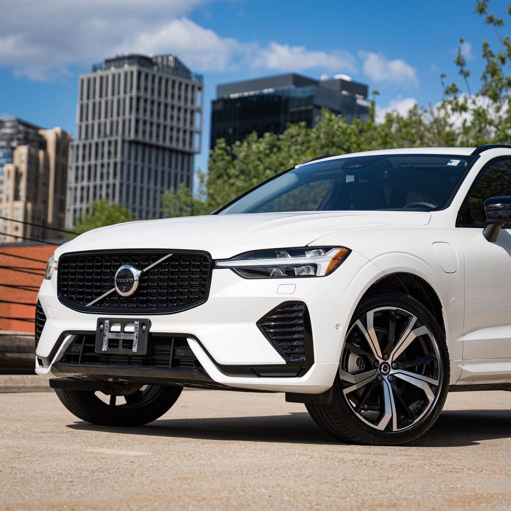 Certified 2025 Volvo XC60 T8 Ultra w/ Climate Package AWD/4WD image 2