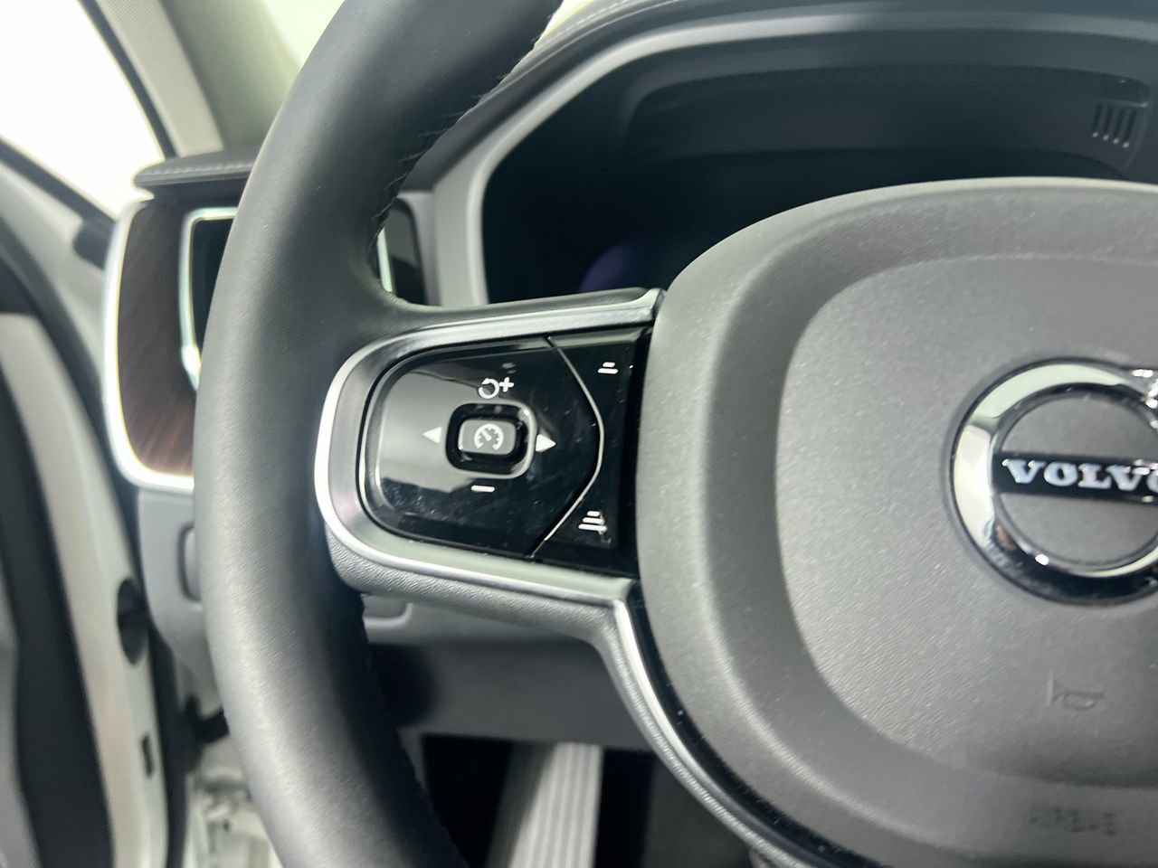 Used 2023 Volvo XC60 B5 Ultimate w/ Protection Package Premier FWD image 16