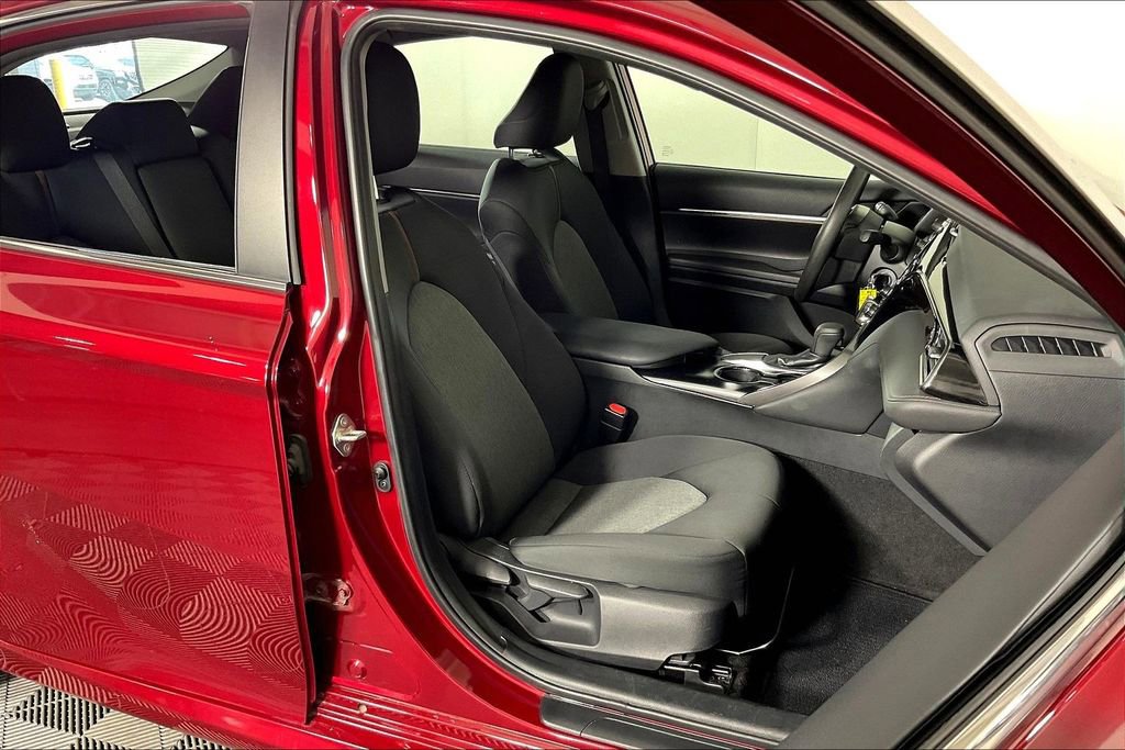 Used 2019 Toyota Camry LE image 10