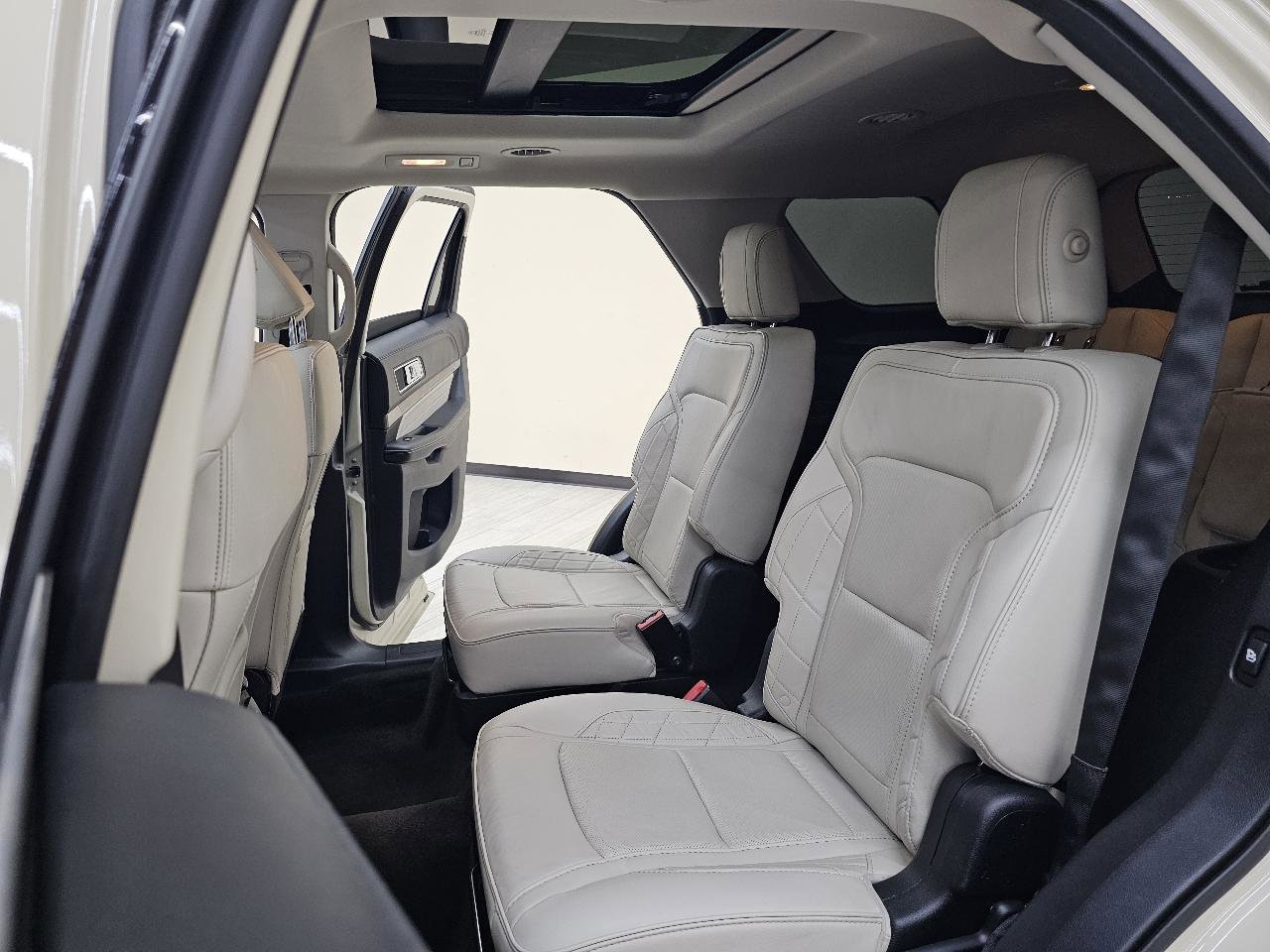Used 2018 Ford Explorer Platinum image 26
