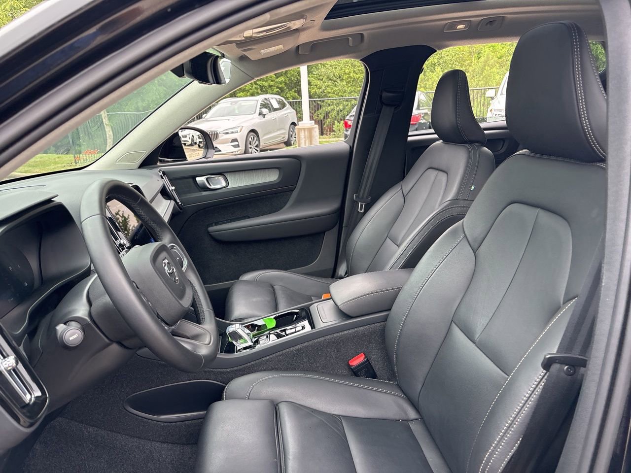 Certified 2025 Volvo XC40 B5 Plus AWD/4WD image 17