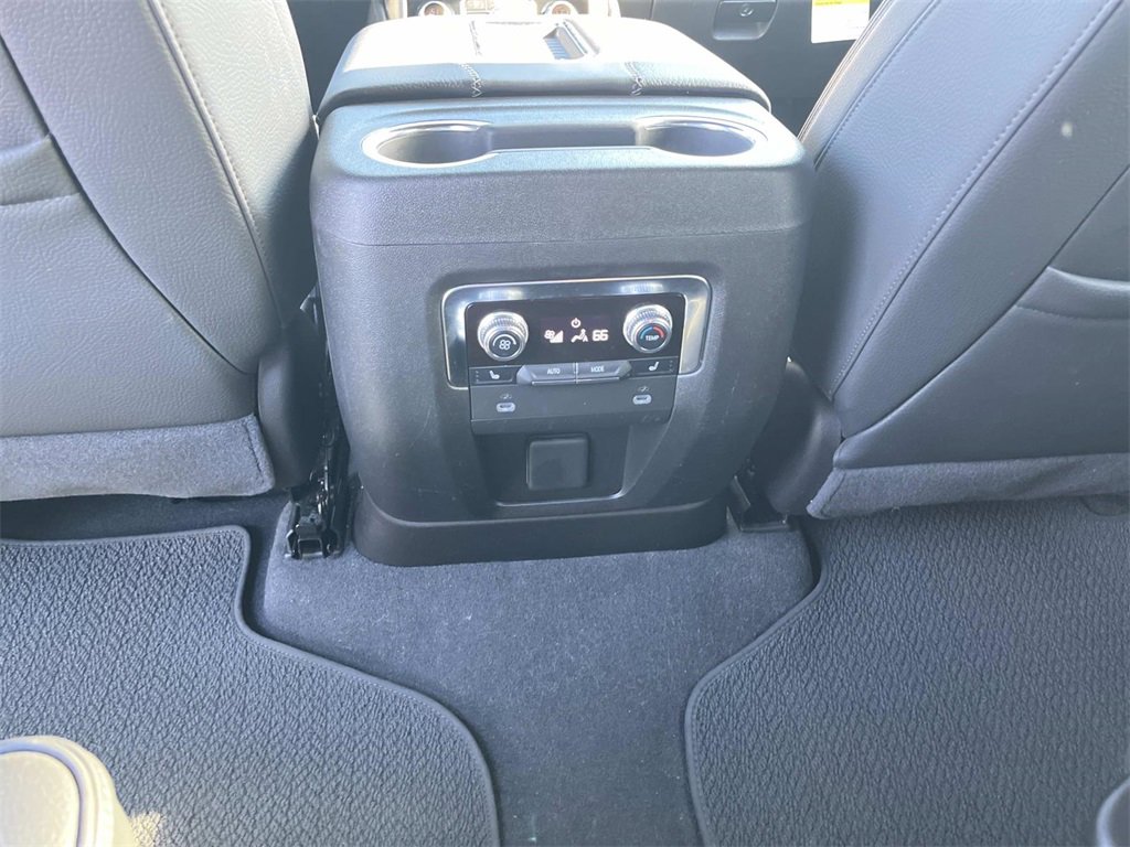 Used 2024 GMC Yukon XL Denali image 17