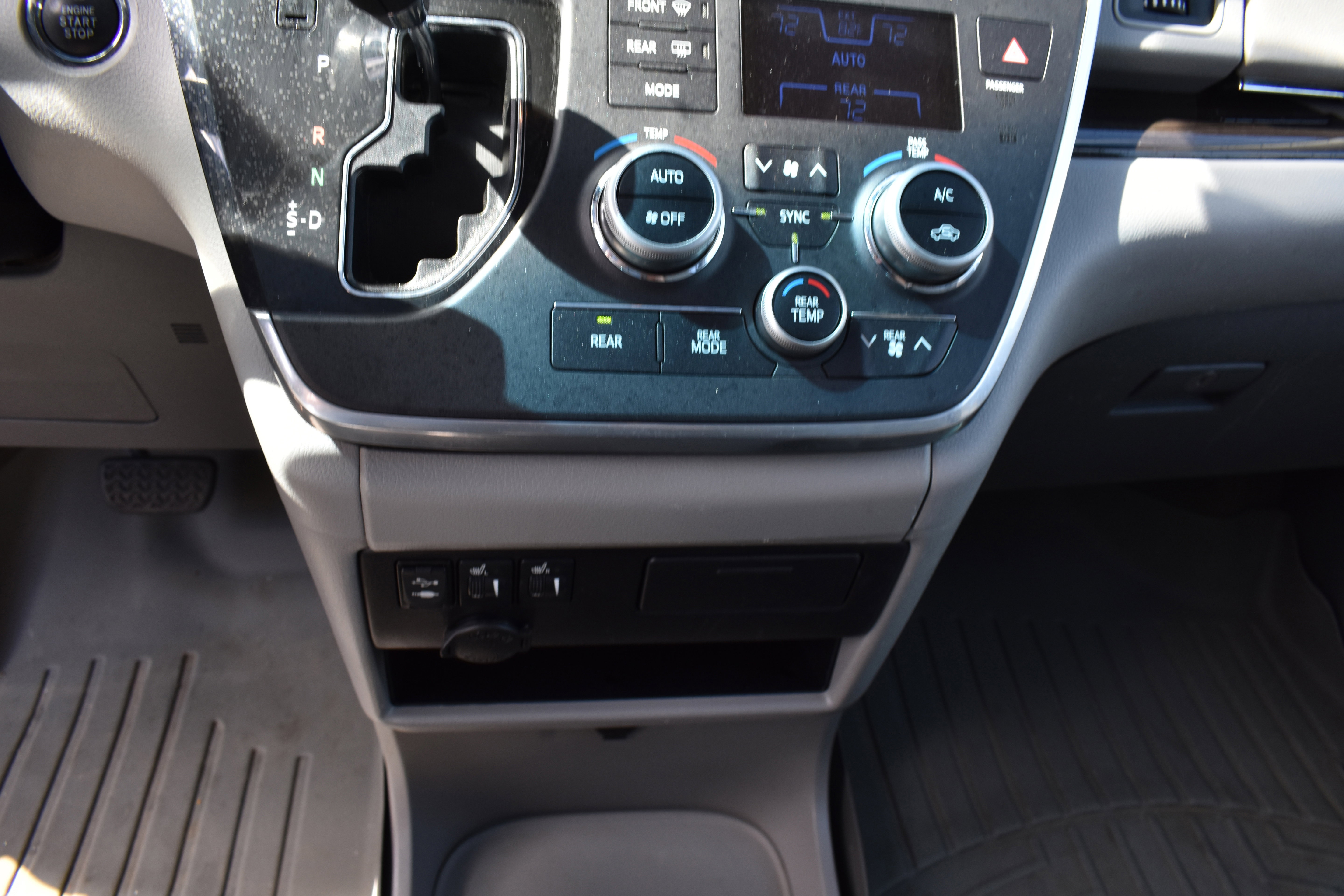 Used 2017 Toyota Sienna L image 21