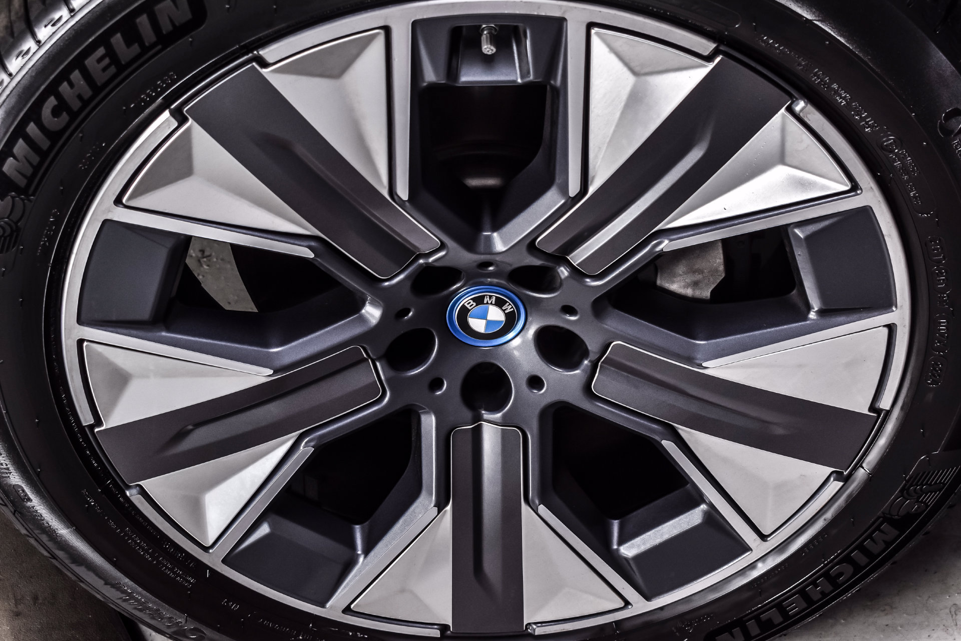 Used 2024 BMW iX xDrive50 w/ Premium Package AWD/4WD image 11