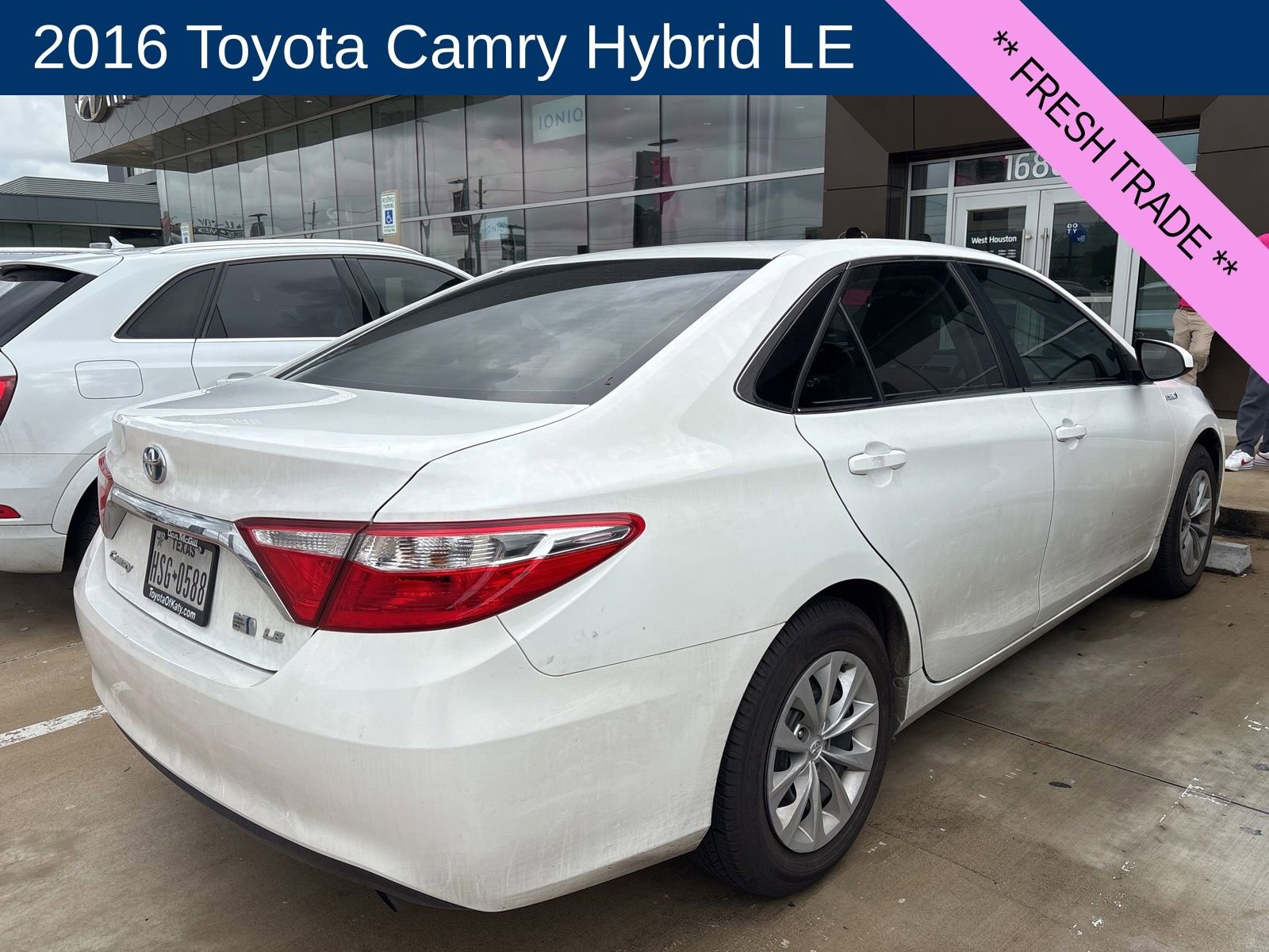 Used 2016 Toyota Camry LE image 2