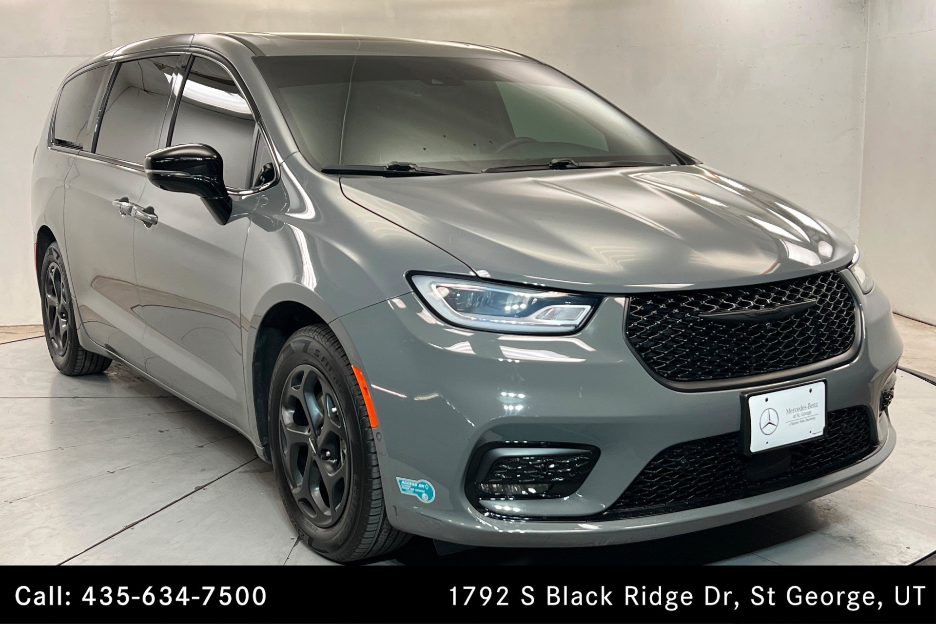 Used 2023 Chrysler Pacifica Limited w/ Uconnect Theater Family Group FWD image 7