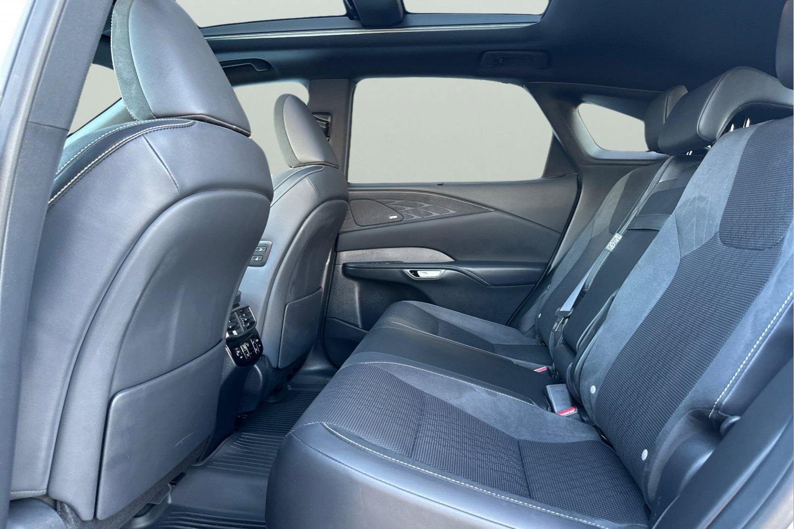 Used 2025 Lexus RX 450h AWD w/ Luxury Package image 5