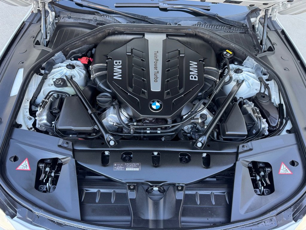 Used 2015 BMW 750Li xDrive image 38