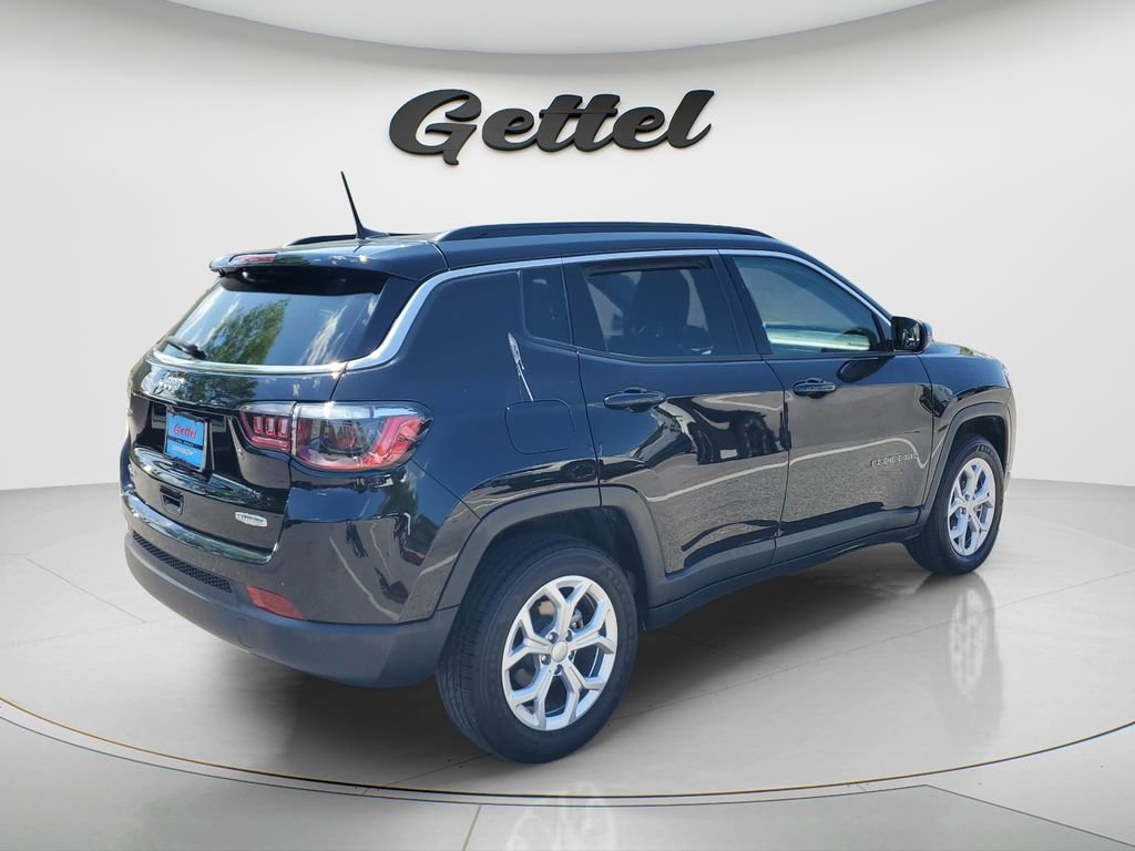 Used 2024 Jeep Compass Latitude image 4