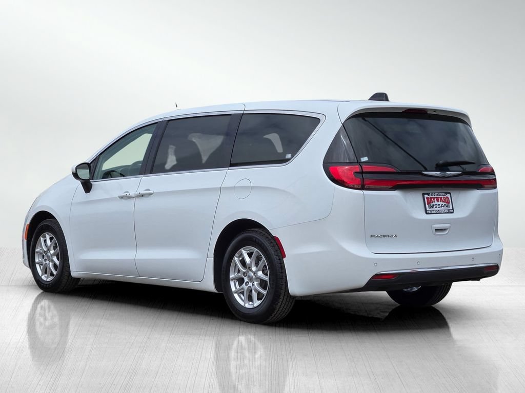 Used 2023 Chrysler Pacifica Touring-L FWD image 7