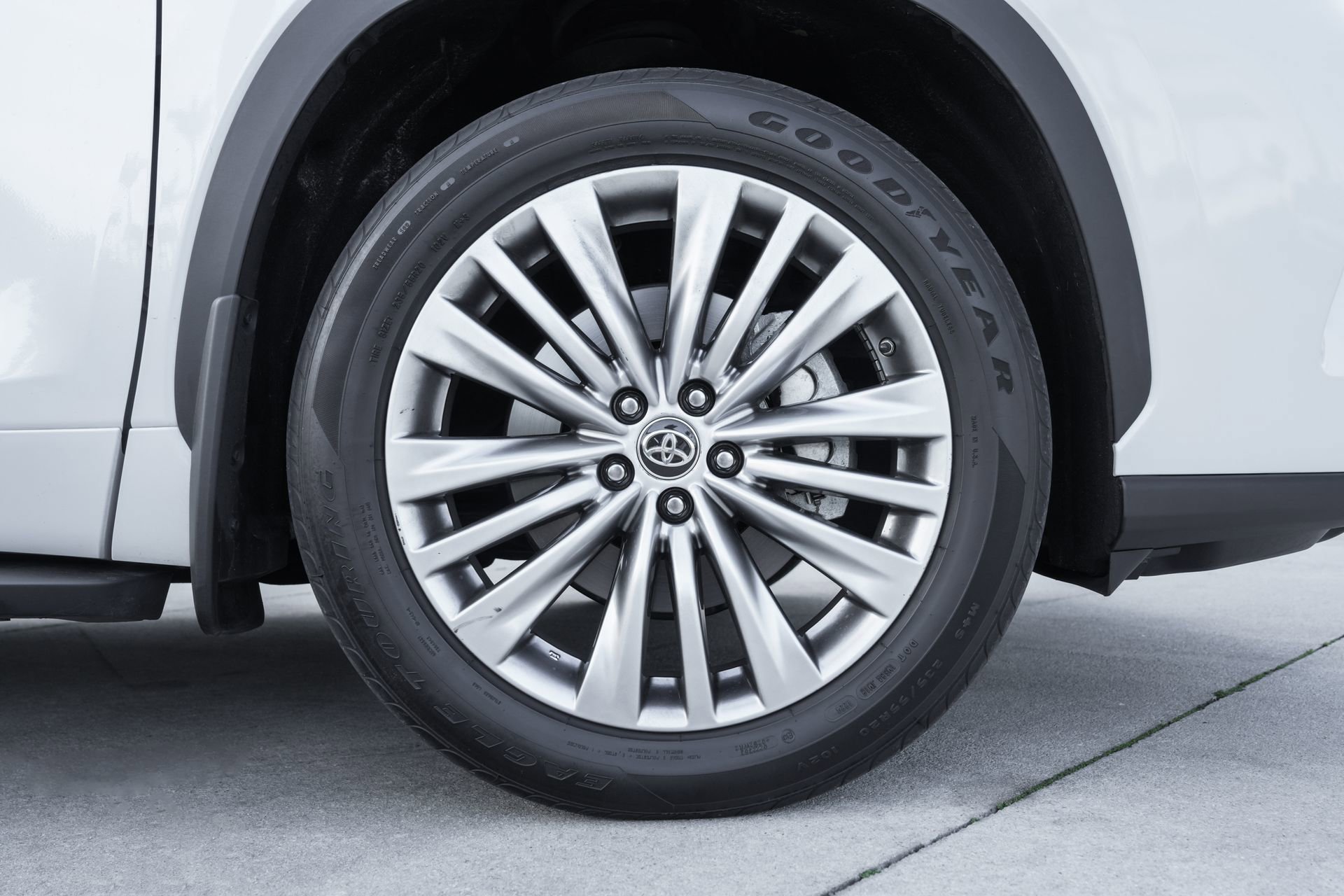 Used 2024 Toyota Highlander Platinum image 11