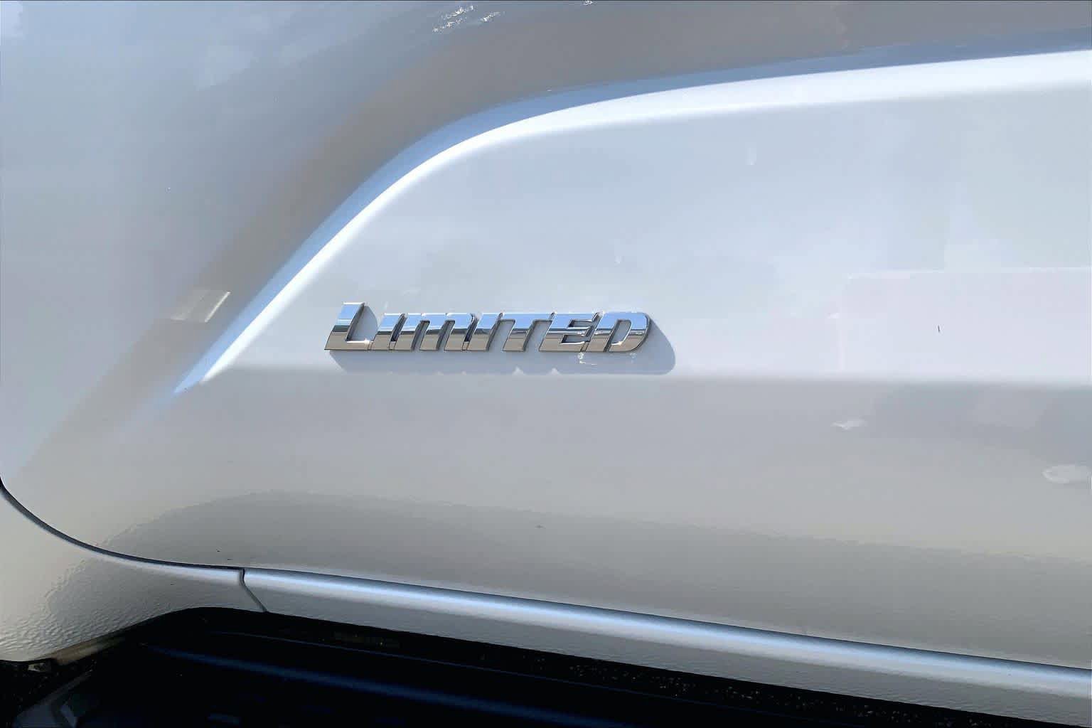 Used 2025 Toyota 4Runner Limited AWD/4WD image 28