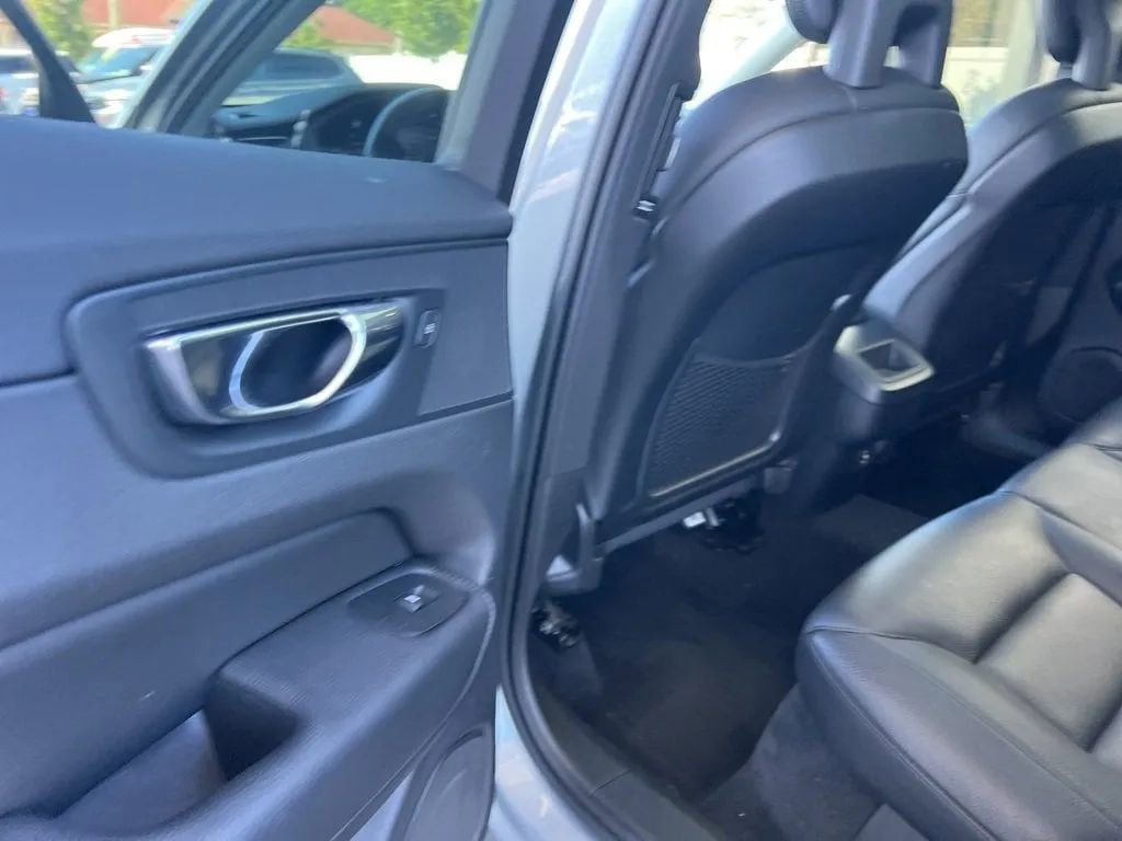 Used 2018 Volvo XC60 T5 Momentum w/ Advanced Package image 37