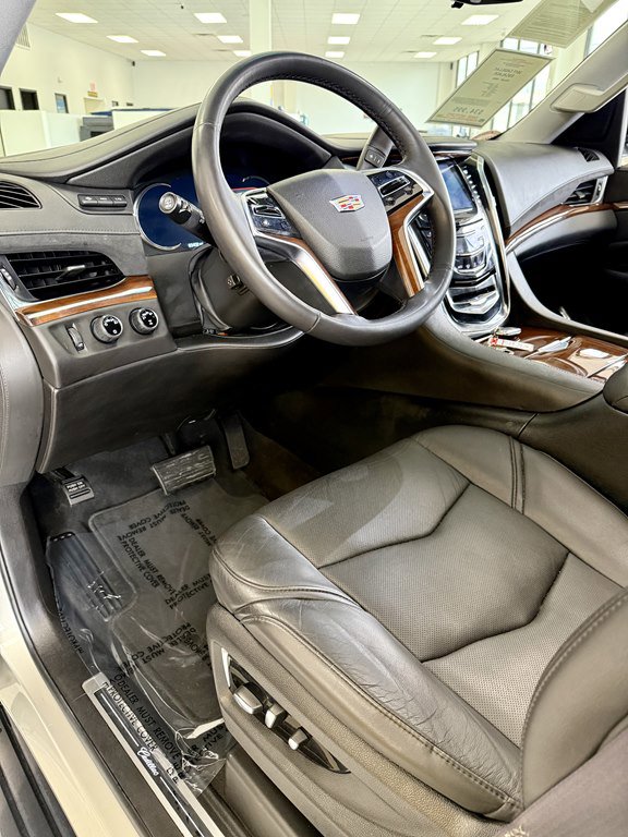 Used 2017 Cadillac Escalade Luxury AWD/4WD image 13