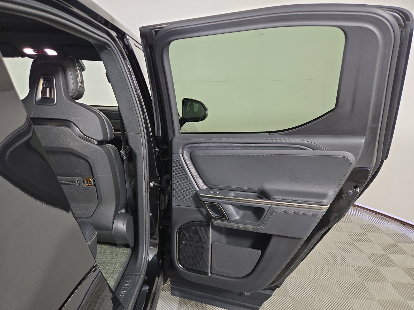 Used 2024 Rivian R1T Adventure AWD/4WD image 19