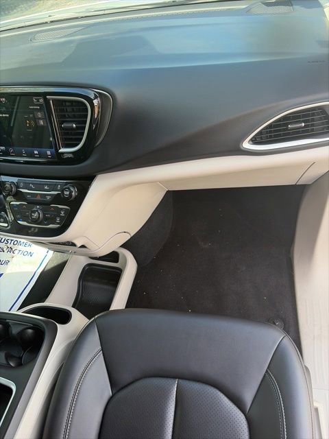 Used 2024 Chrysler Pacifica Touring-L image 22