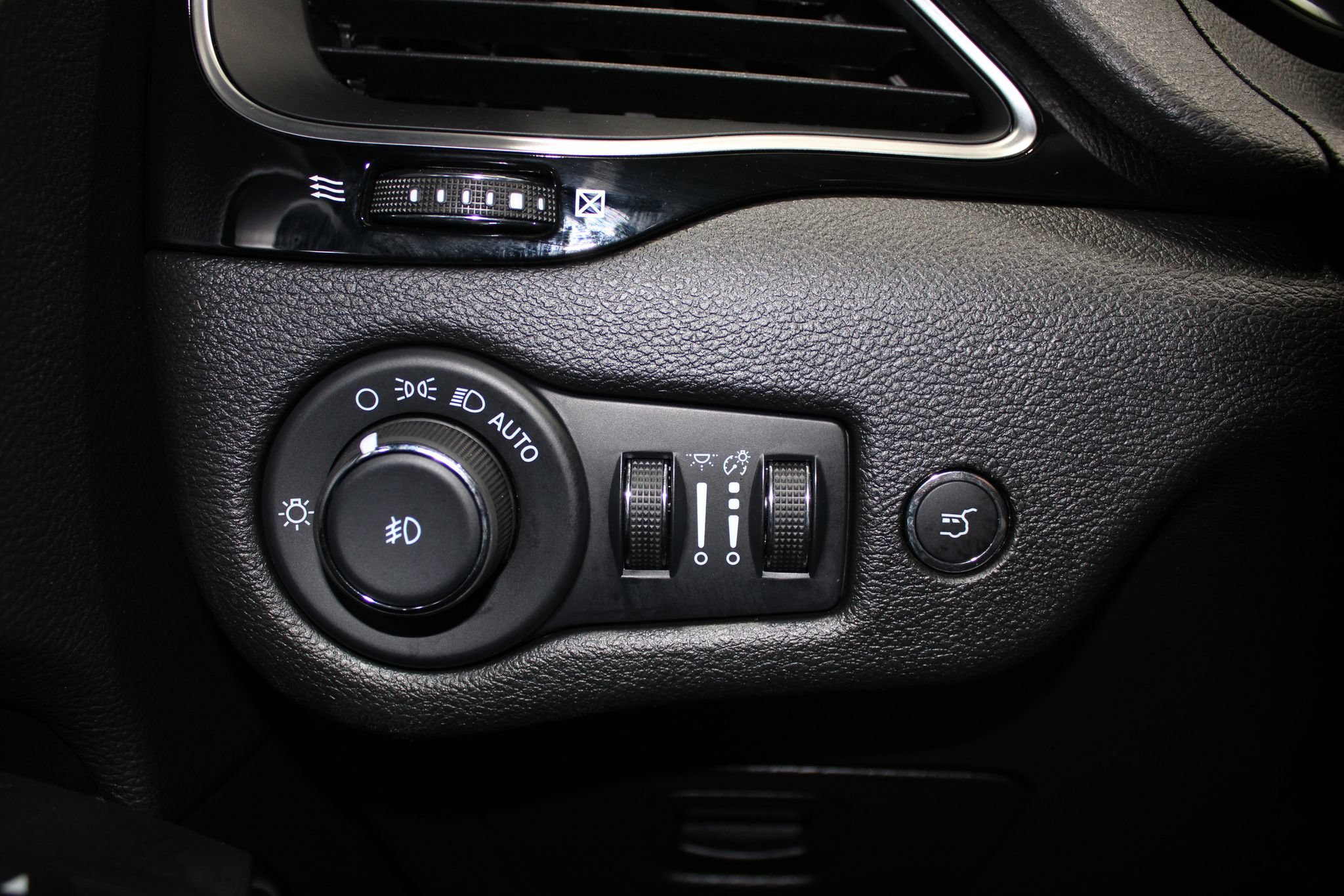 Used 2023 Jeep Cherokee Altitude Lux AWD/4WD image 42