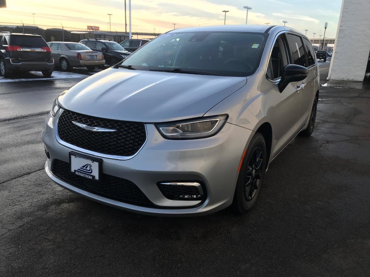 Used 2024 Chrysler Pacifica Touring-L image 12