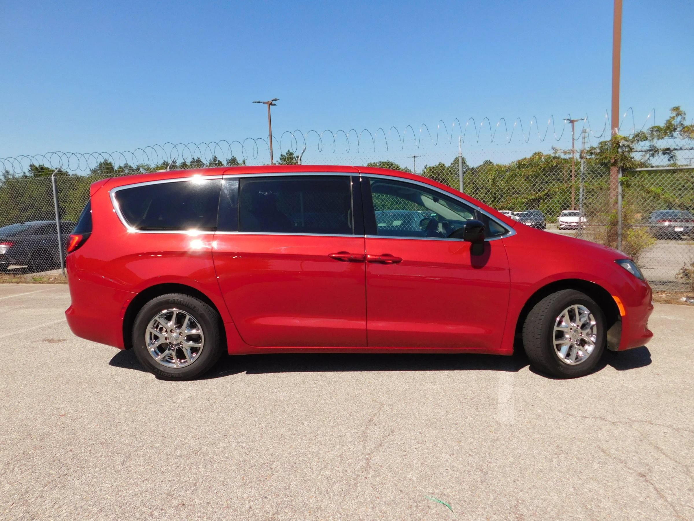 Used 2024 Chrysler Voyager LX FWD image 5