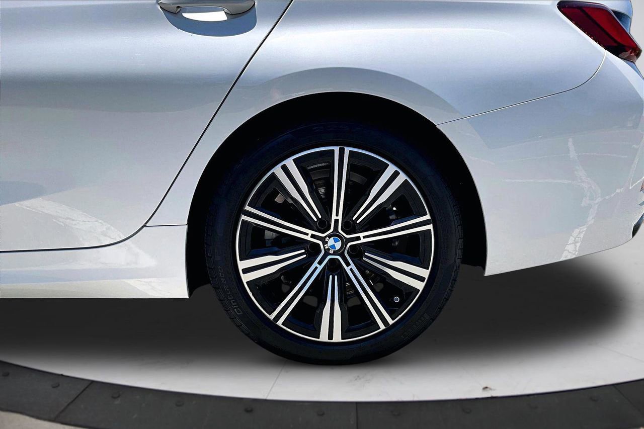 Used 2025 BMW 330i xDrive Sedan AWD/4WD image 35