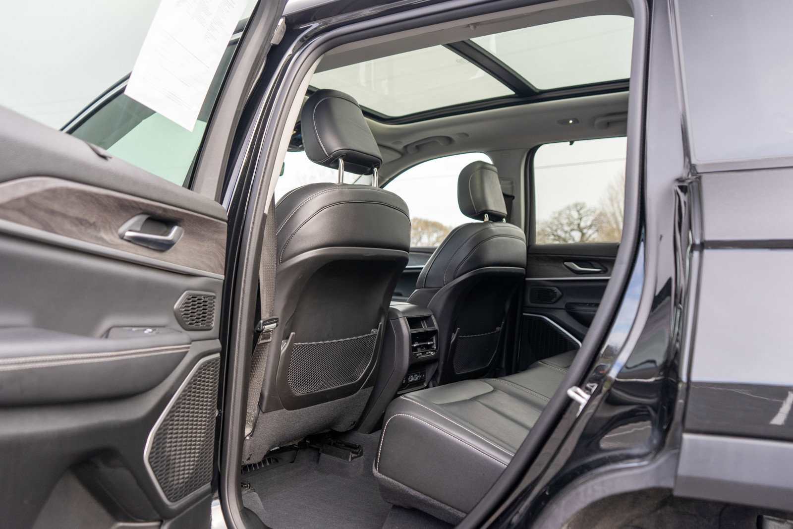 Used 2022 Jeep Grand Cherokee Limited 4xe w/ Luxury Tech Group II AWD/4WD image 32