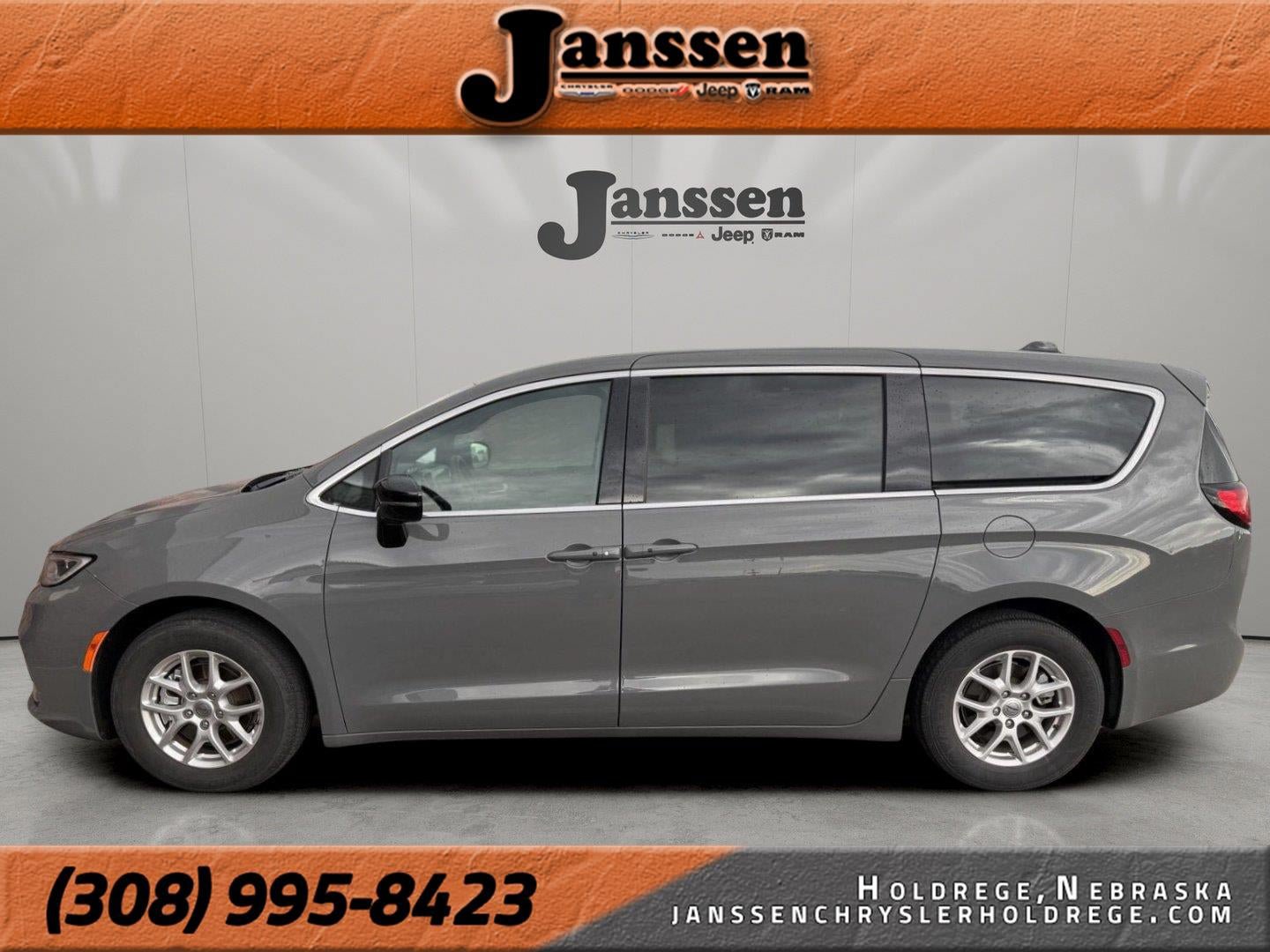 Used 2025 Chrysler Pacifica Select FWD image 1