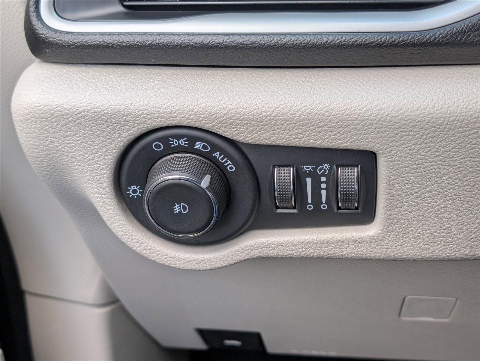 Used 2024 Chrysler Pacifica Touring-L image 21