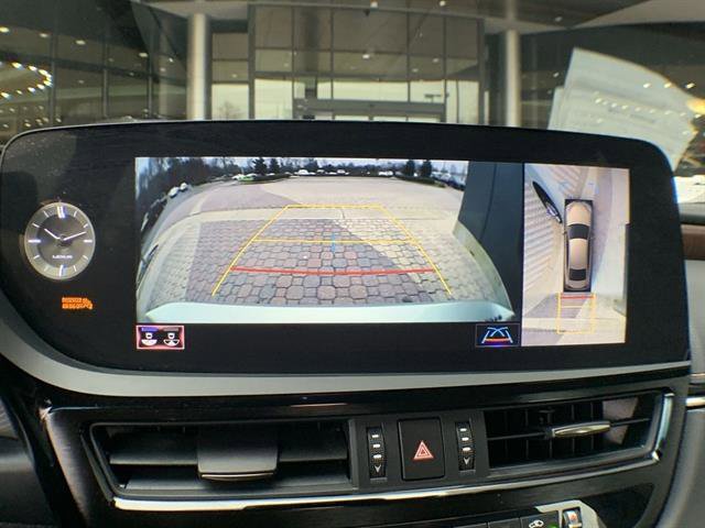 Certified 2022 Lexus ES 300h Ultra Luxury w/ Accessory Package 2 image 17