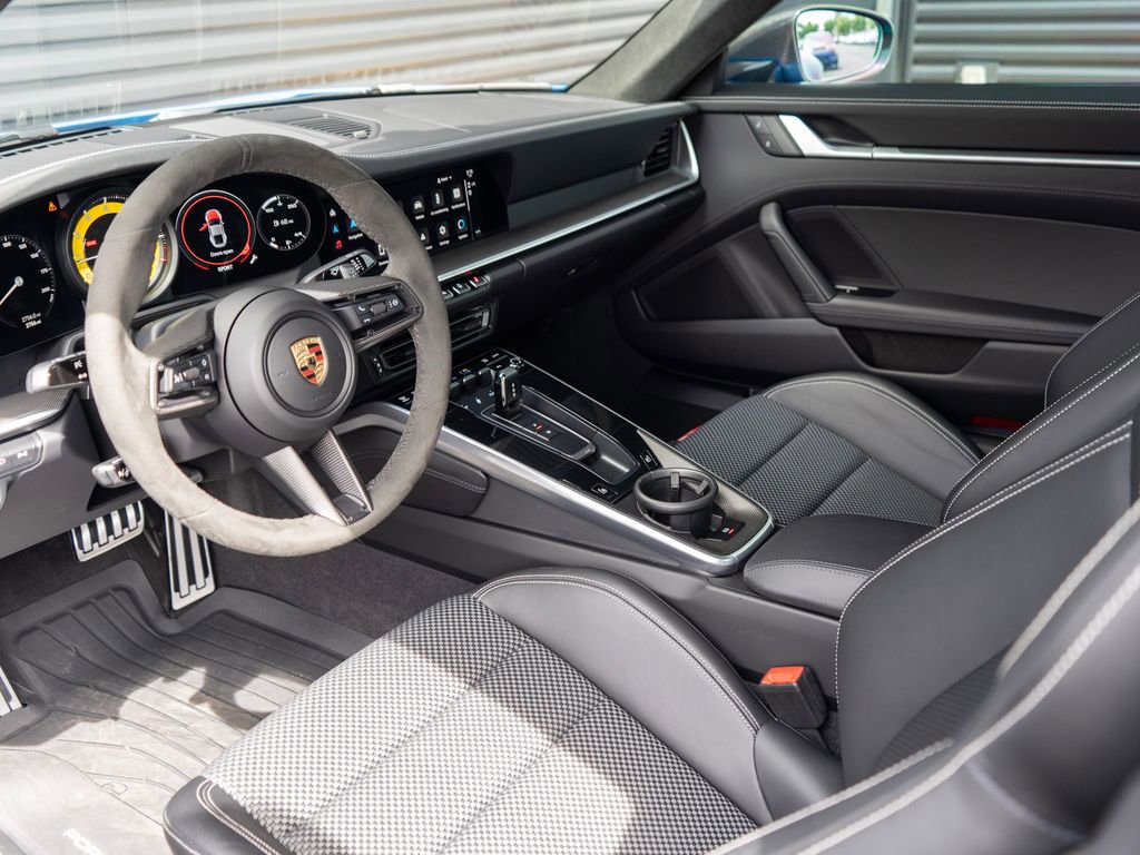 Used 2023 Porsche 911 Carrera image 5