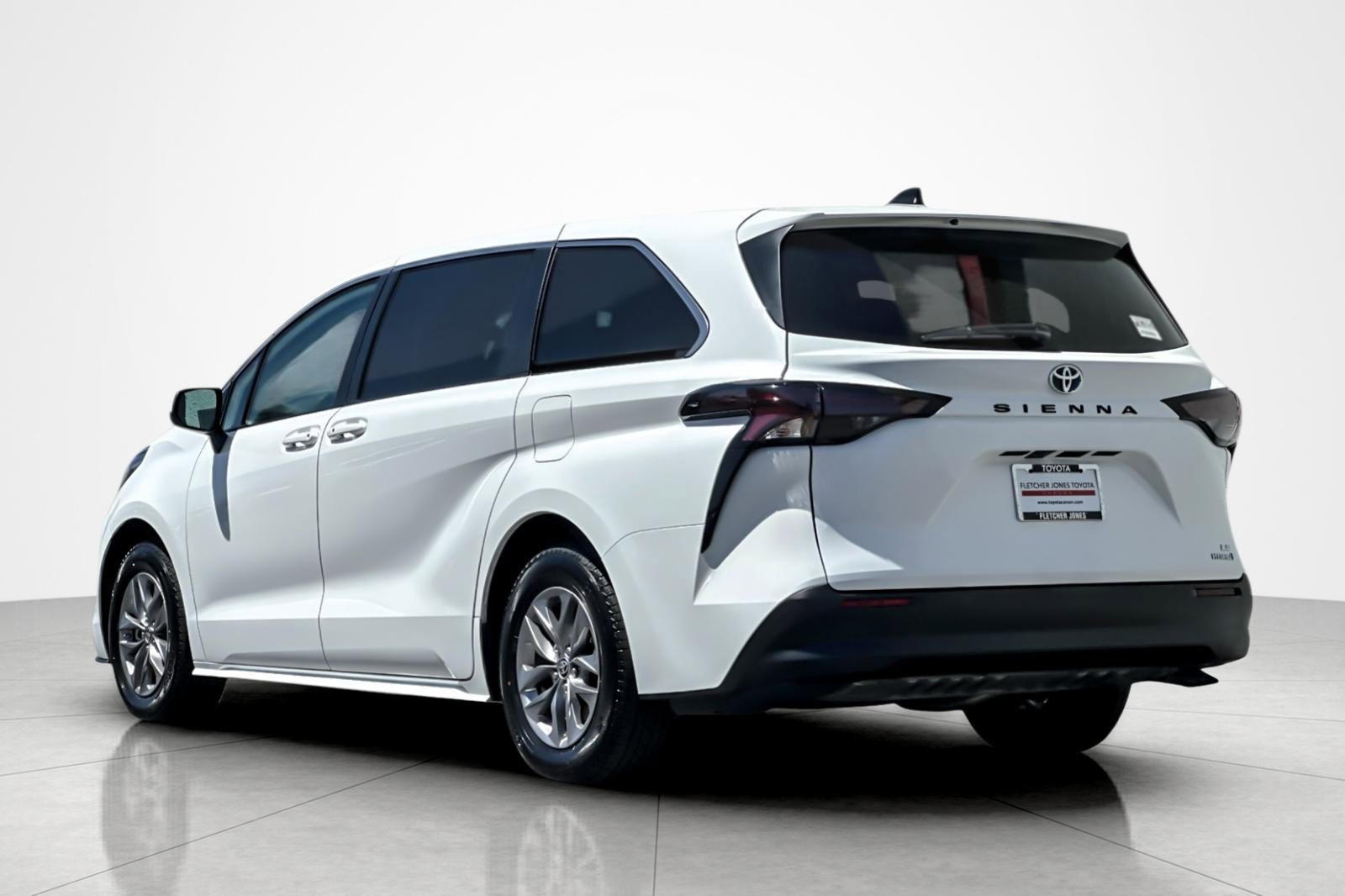 Certified 2024 Toyota Sienna LE FWD image 3