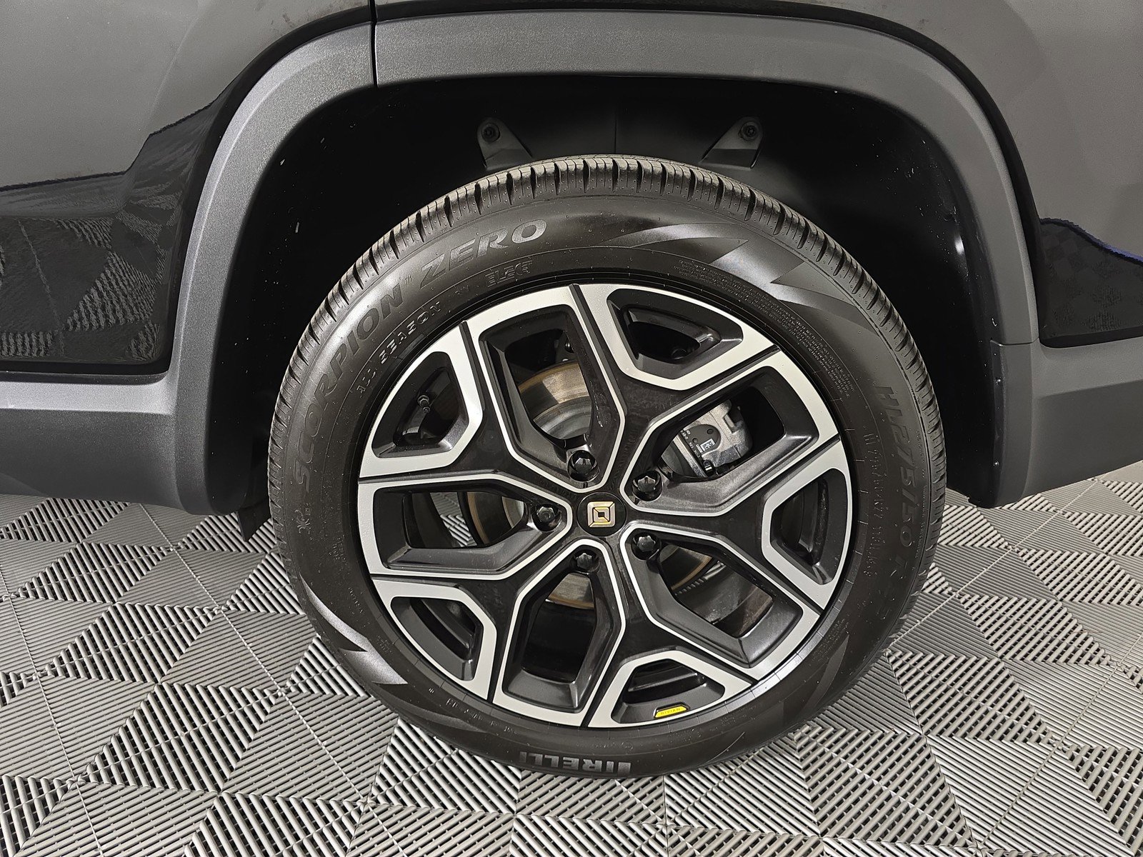 Used 2024 Rivian R1S Adventure AWD/4WD image 10