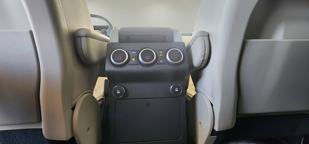 Used 2020 Land Rover Discovery Landmark image 22
