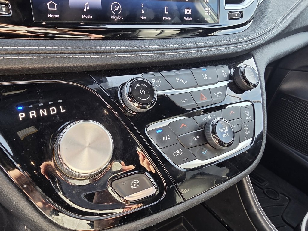 Used 2021 Chrysler Pacifica Limited w/ Uconnect Theater Family Group image 18