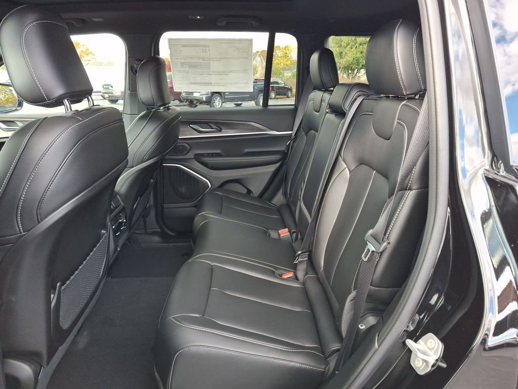 New 2025 Jeep Grand Cherokee Limited w/ Black Appearance Package image 11