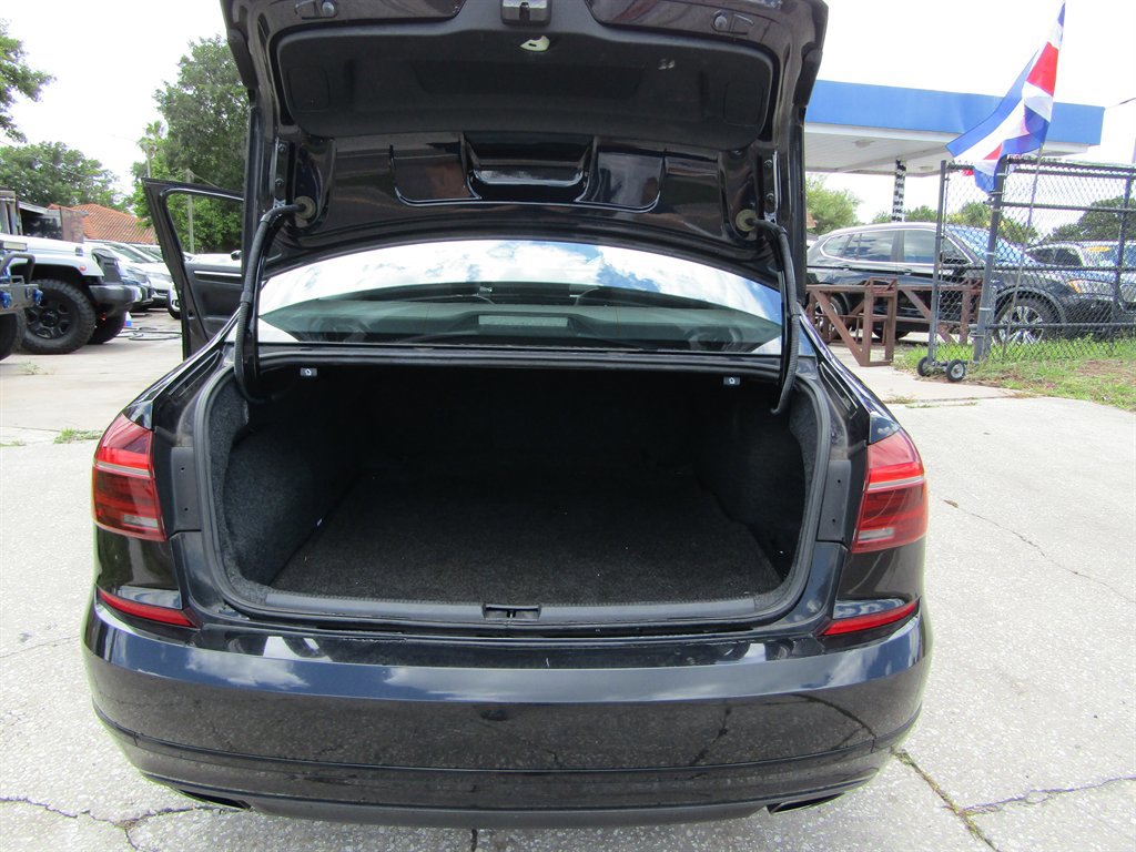 Used 2018 Volkswagen Passat 3.6 FWD image 9
