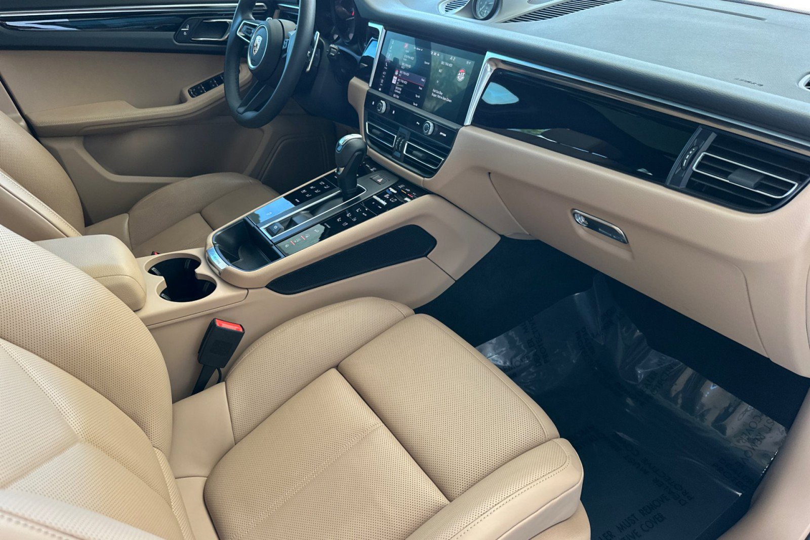 Certified 2023 Porsche Macan AWD image 16