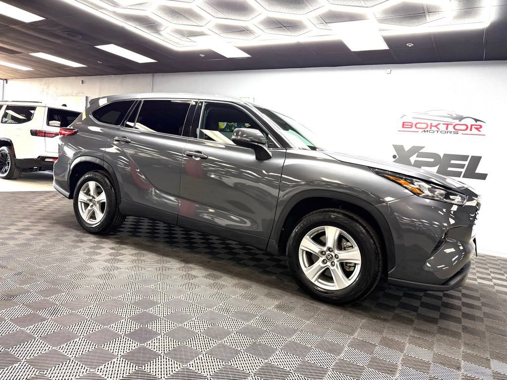 Used 2020 Toyota Highlander LE FWD image 2