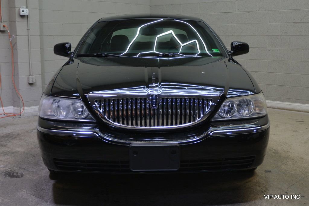 Used 2005 Lincoln Town Car Signature Limited image 35