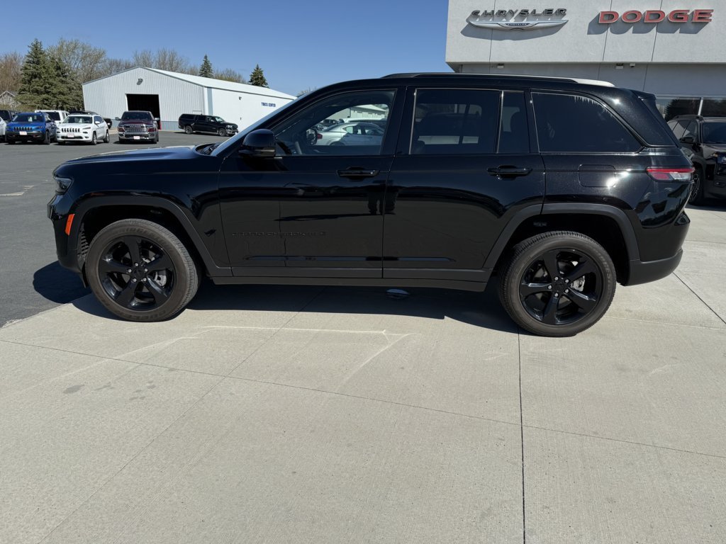 Used 2023 Jeep Grand Cherokee Altitude AWD/4WD image 5