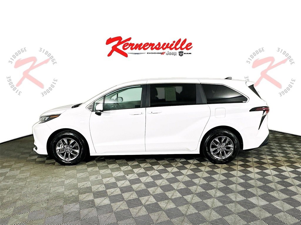 Used 2024 Toyota Sienna LE image 4