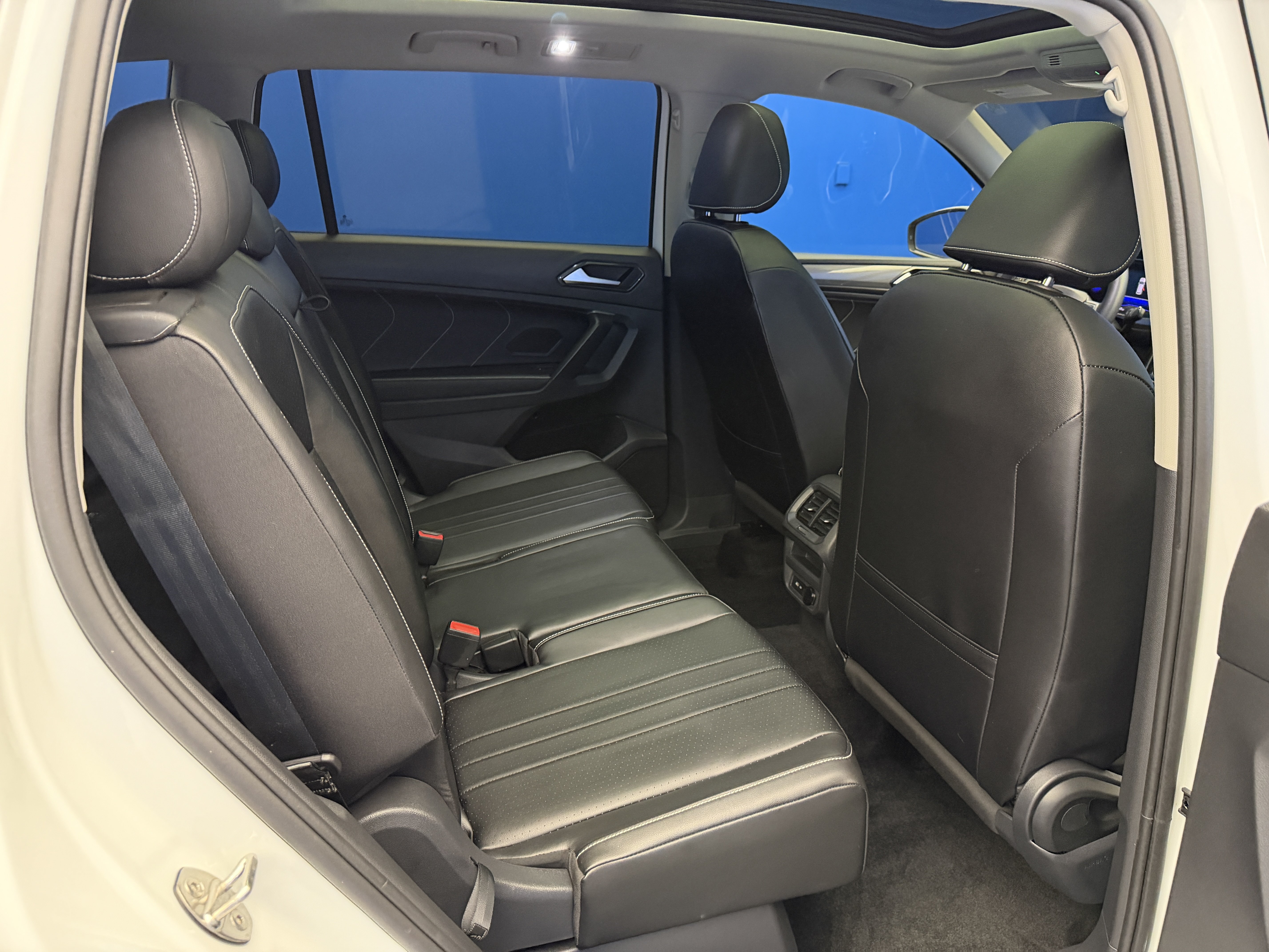Used 2024 Volkswagen Tiguan SE w/ Panoramic Sunroof Package FWD image 31