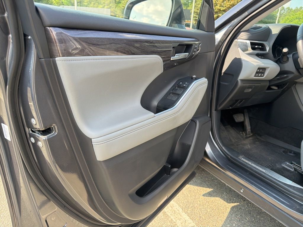 Used 2021 Toyota Highlander Platinum AWD/4WD image 12