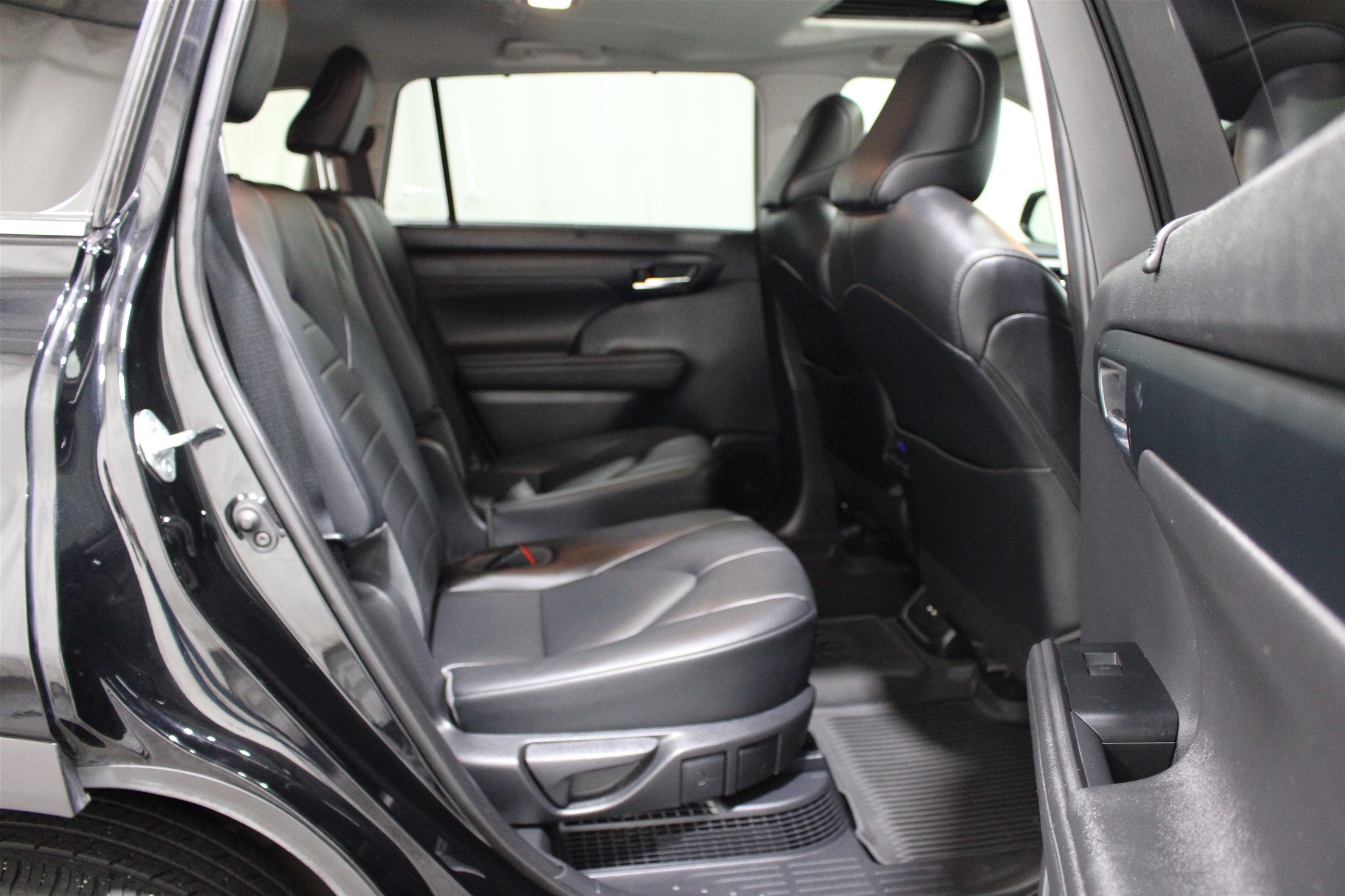 Used 2020 Toyota Highlander XLE AWD/4WD image 24