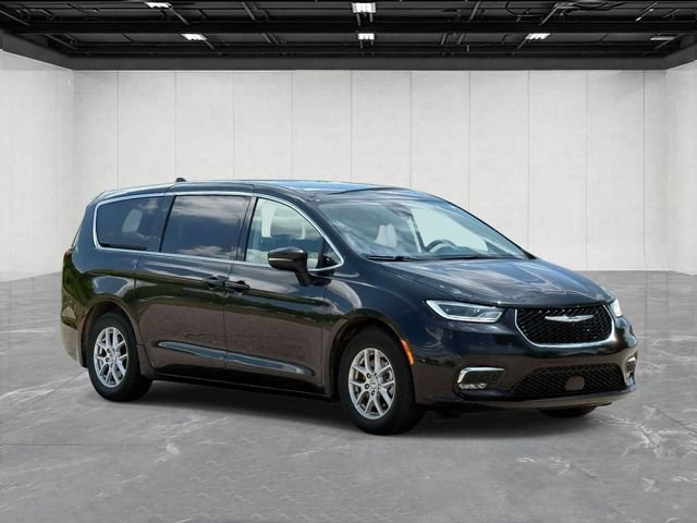 Used 2023 Chrysler Pacifica Touring-L FWD image 7
