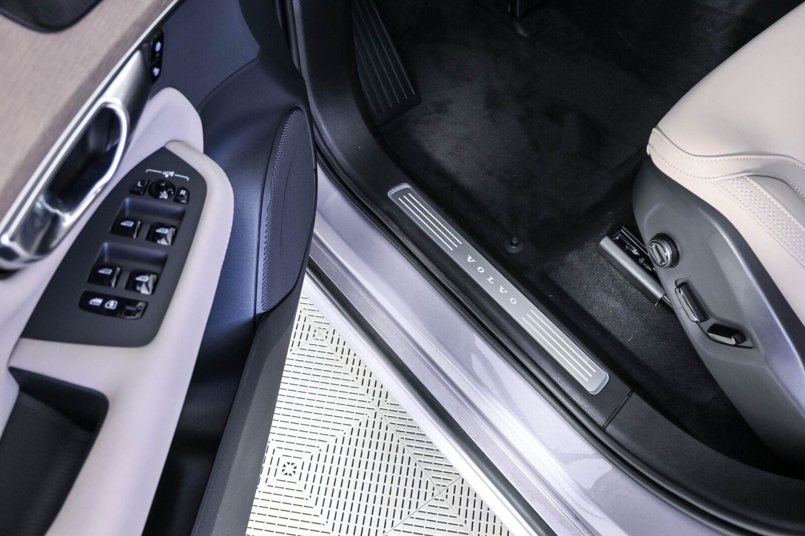 New 2026 Volvo XC90 B6 Plus w/ Protection Package Premier AWD/4WD image 8