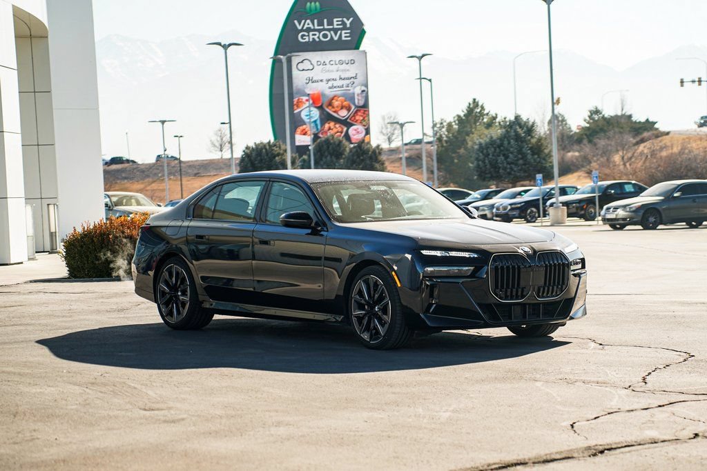 Used 2025 BMW 760i xDrive w/ Executive Package AWD/4WD image 3