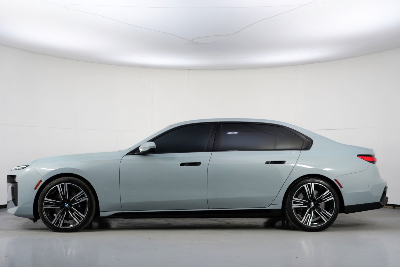 Used 2024 BMW 760i xDrive w/ Premium Package 2 AWD/4WD image 9