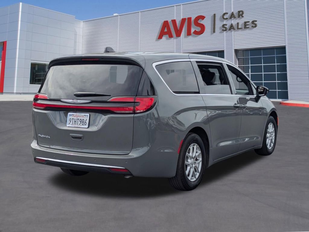 Used 2025 Chrysler Pacifica Select image 6