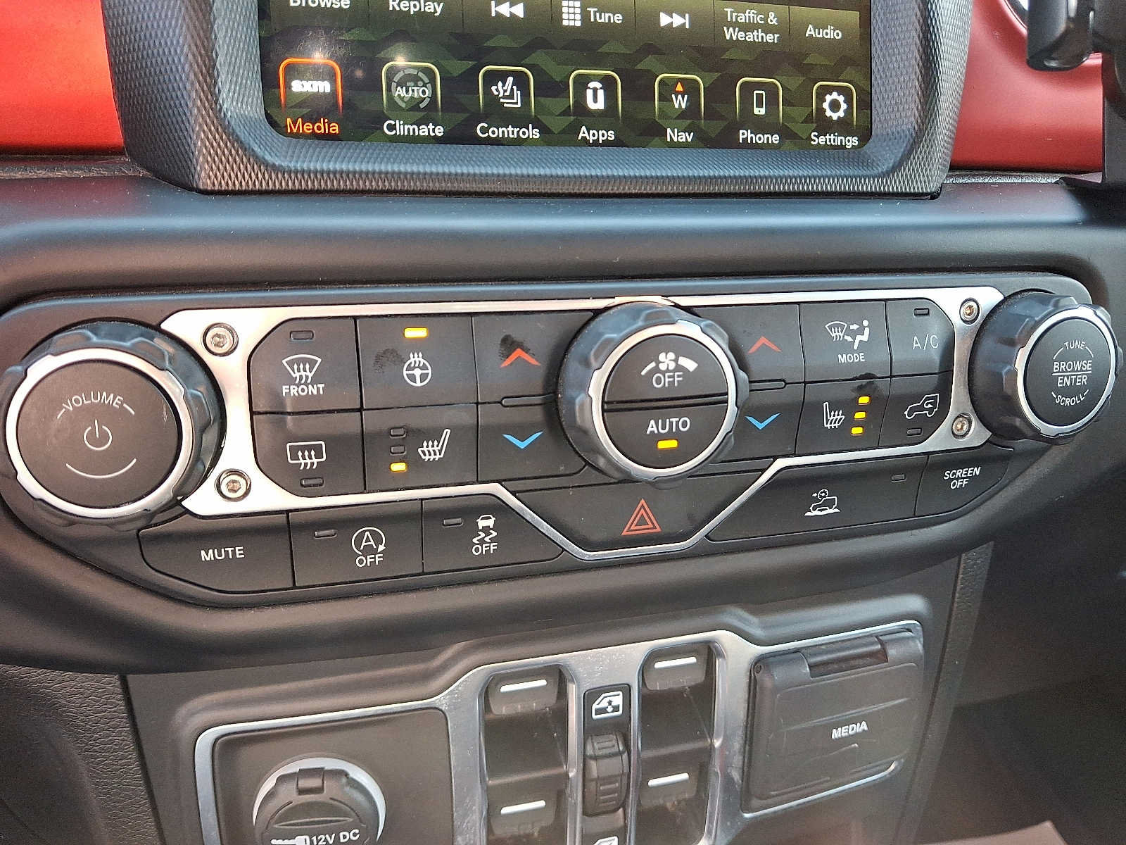Used 2022 Jeep Wrangler Unlimited Rubicon w/ Cold Weather Group AWD/4WD image 19