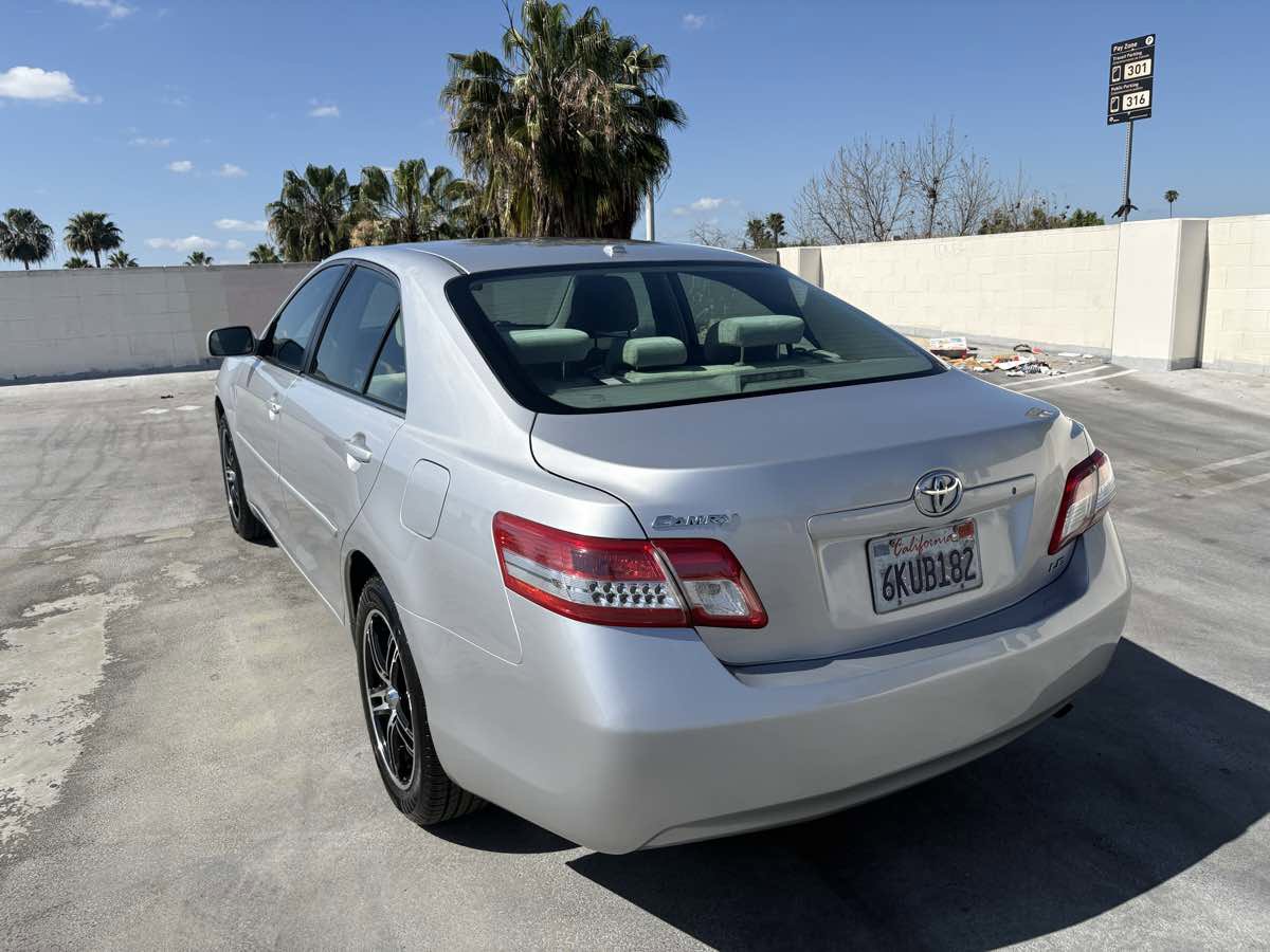 Used 2010 Toyota Camry LE FWD image 12